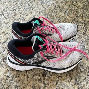 Brooks Ghost 11 running sneakers. Women’s 9.5. Moderate wear. See pics.